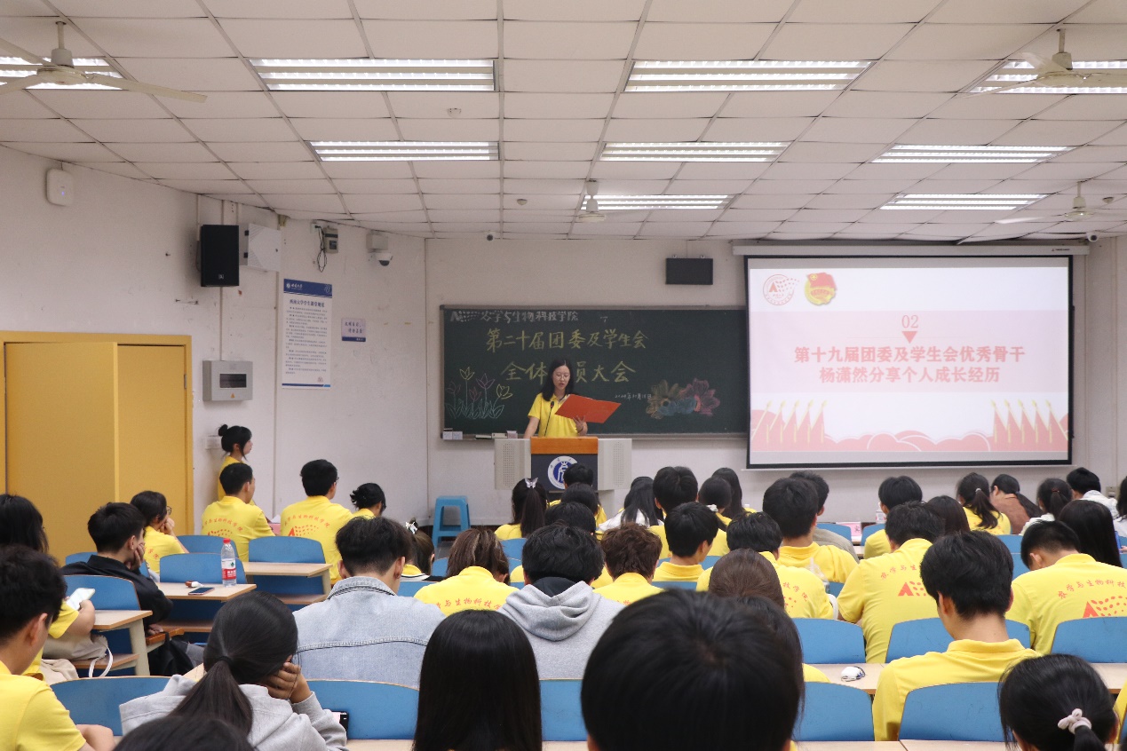 会议室里的人们描述已自动生成 会议室里的人们描述已自动生成